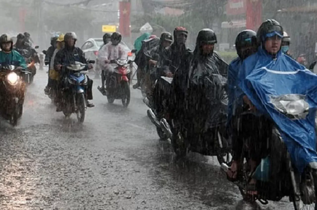Pengendara Motor, Jangan Remehkan Bahaya Jas Hujan Ponco